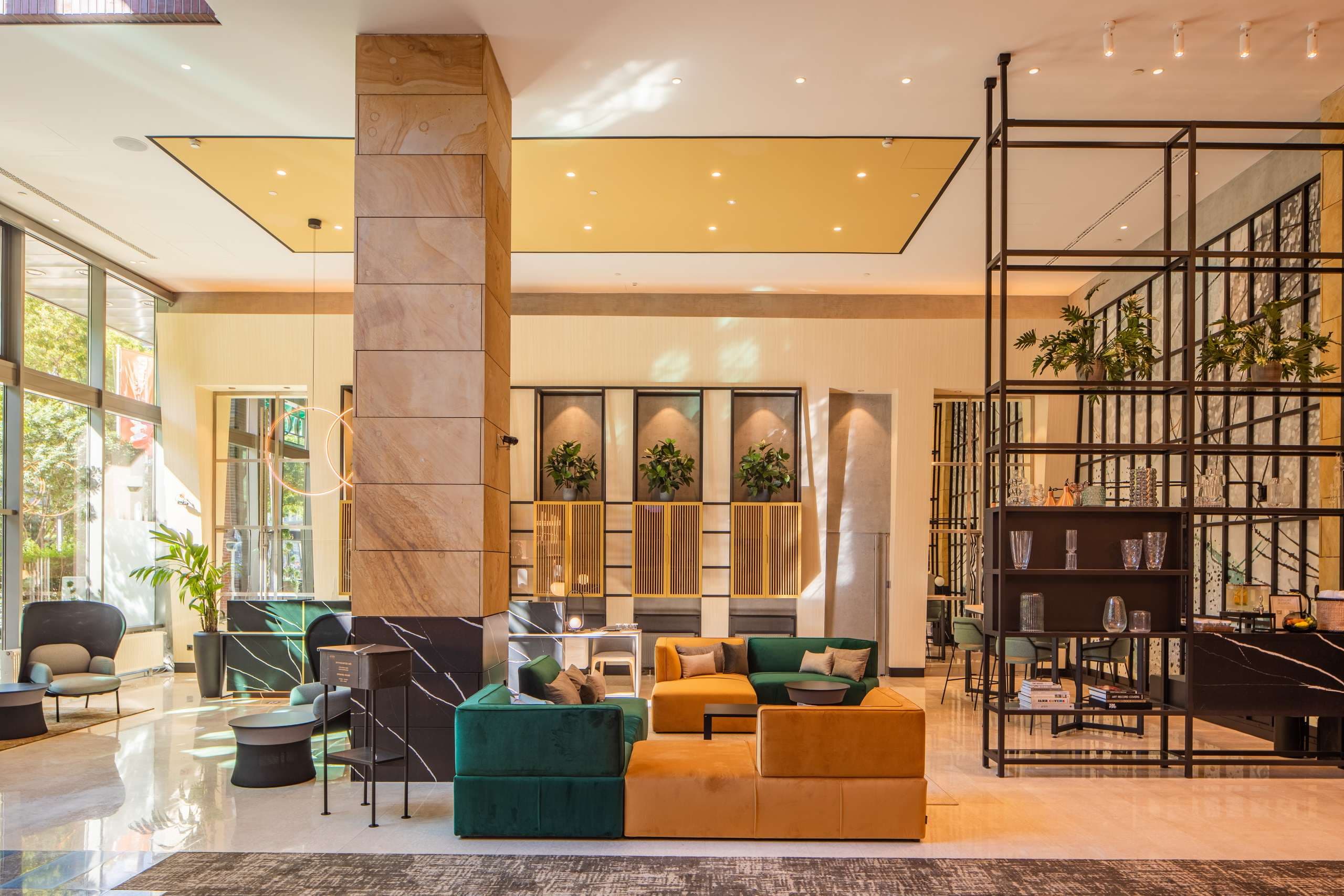 A Crowne Plaza Budapest szálloda lobbija.