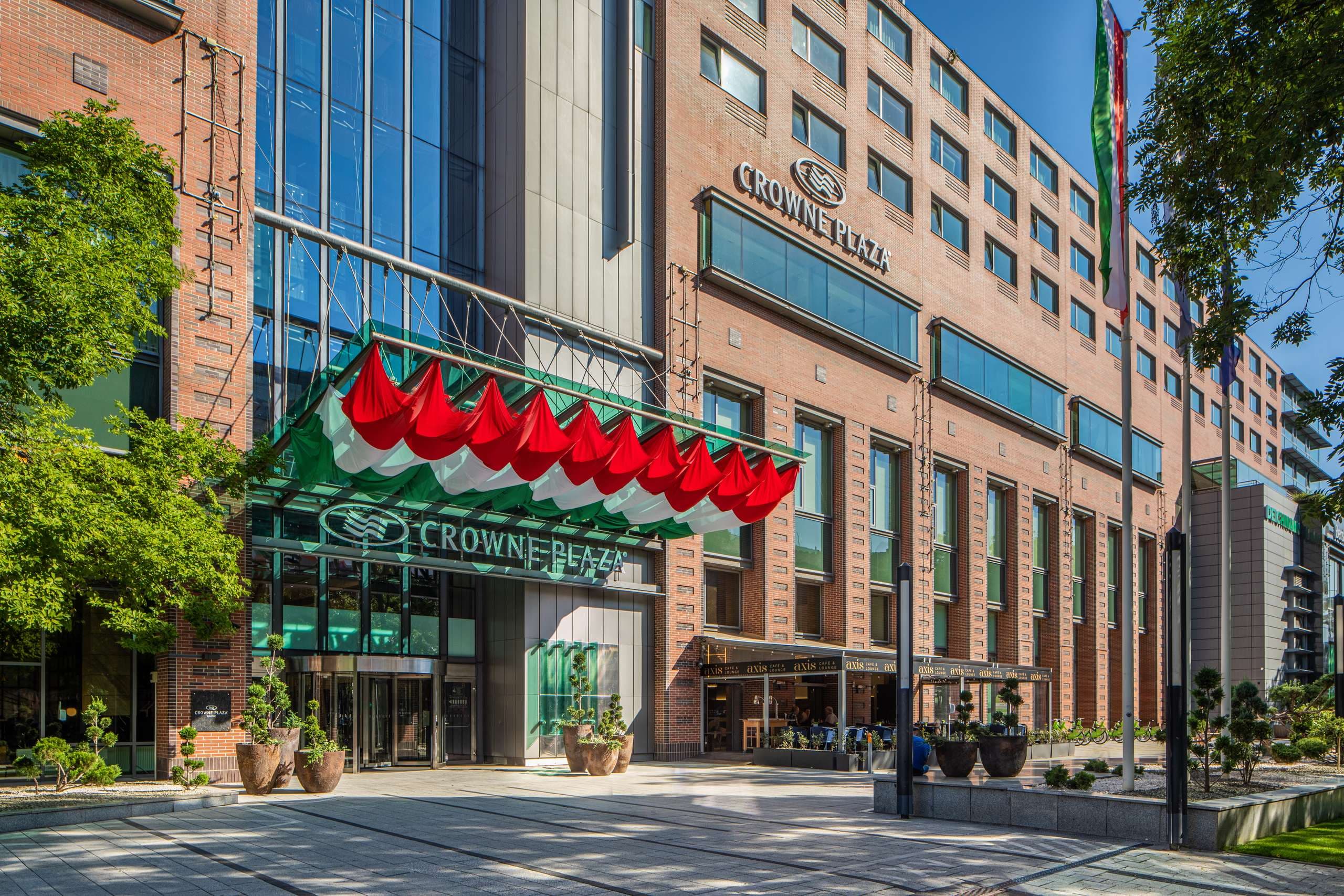A Crowne Plaza Budapest szálloda bejárata és homlokzata.
