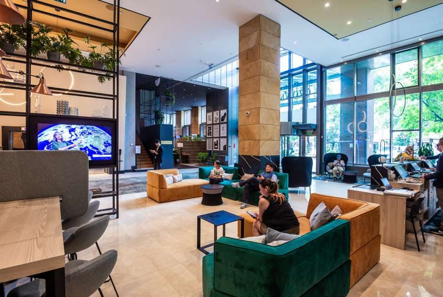 Ülőhelyek a Crowne Plaza Budapest szálloda lobbiszintjén.
