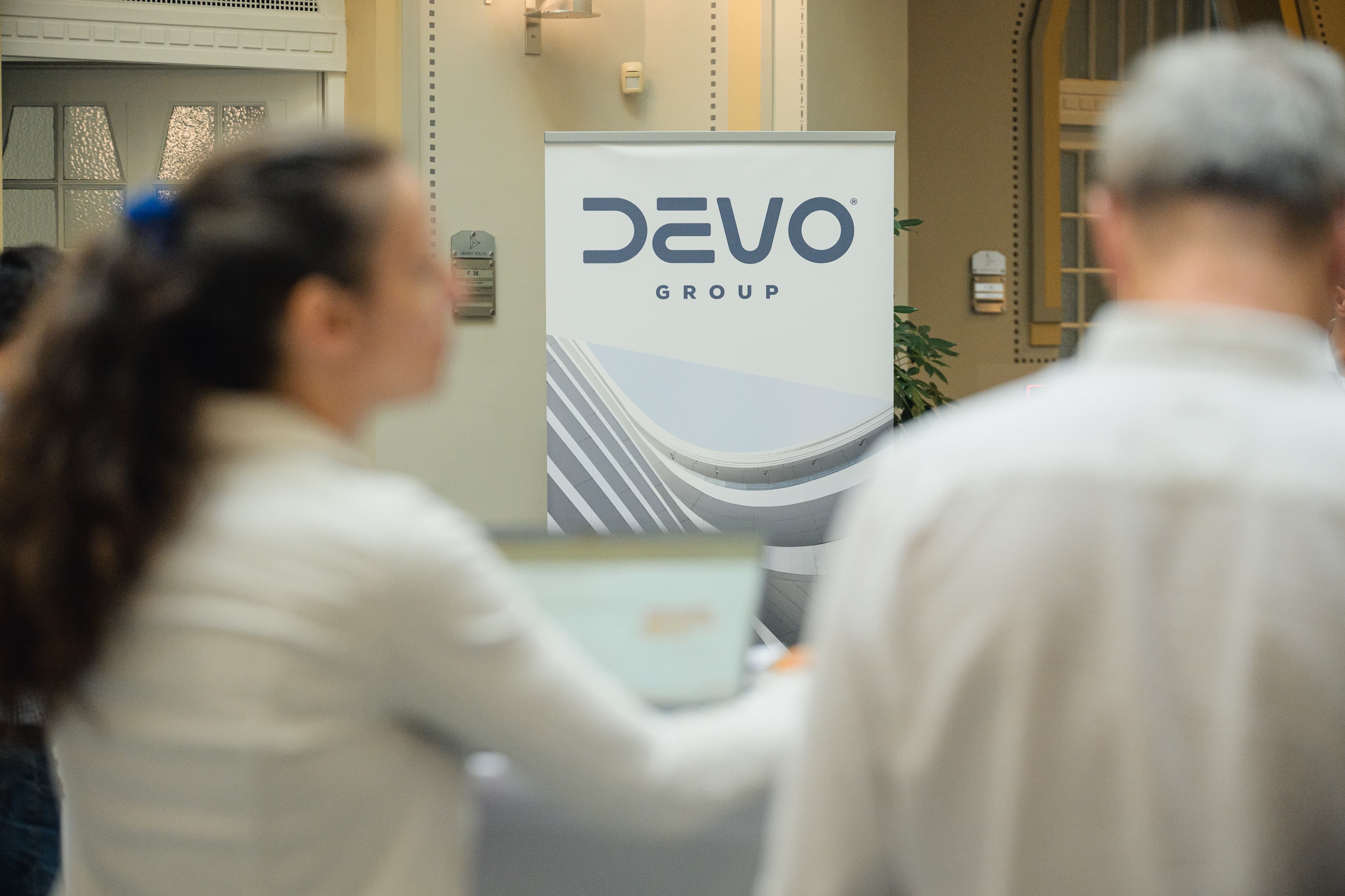 DEVO Group roll-up a sajtótájékoztató helyszínén.