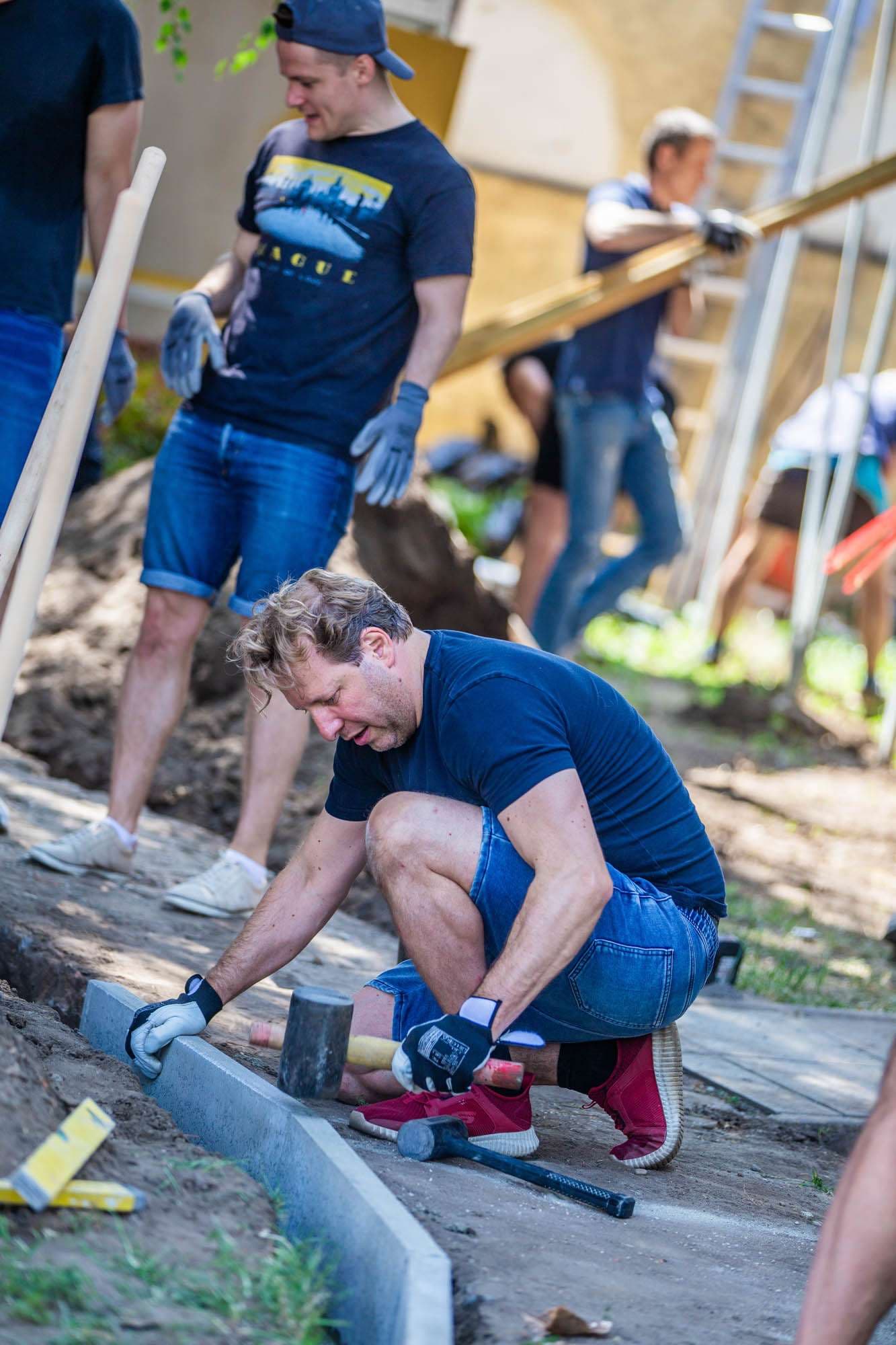 Családok átmeneti otthonát újítottuk fel az idei Dream Building napon (11)