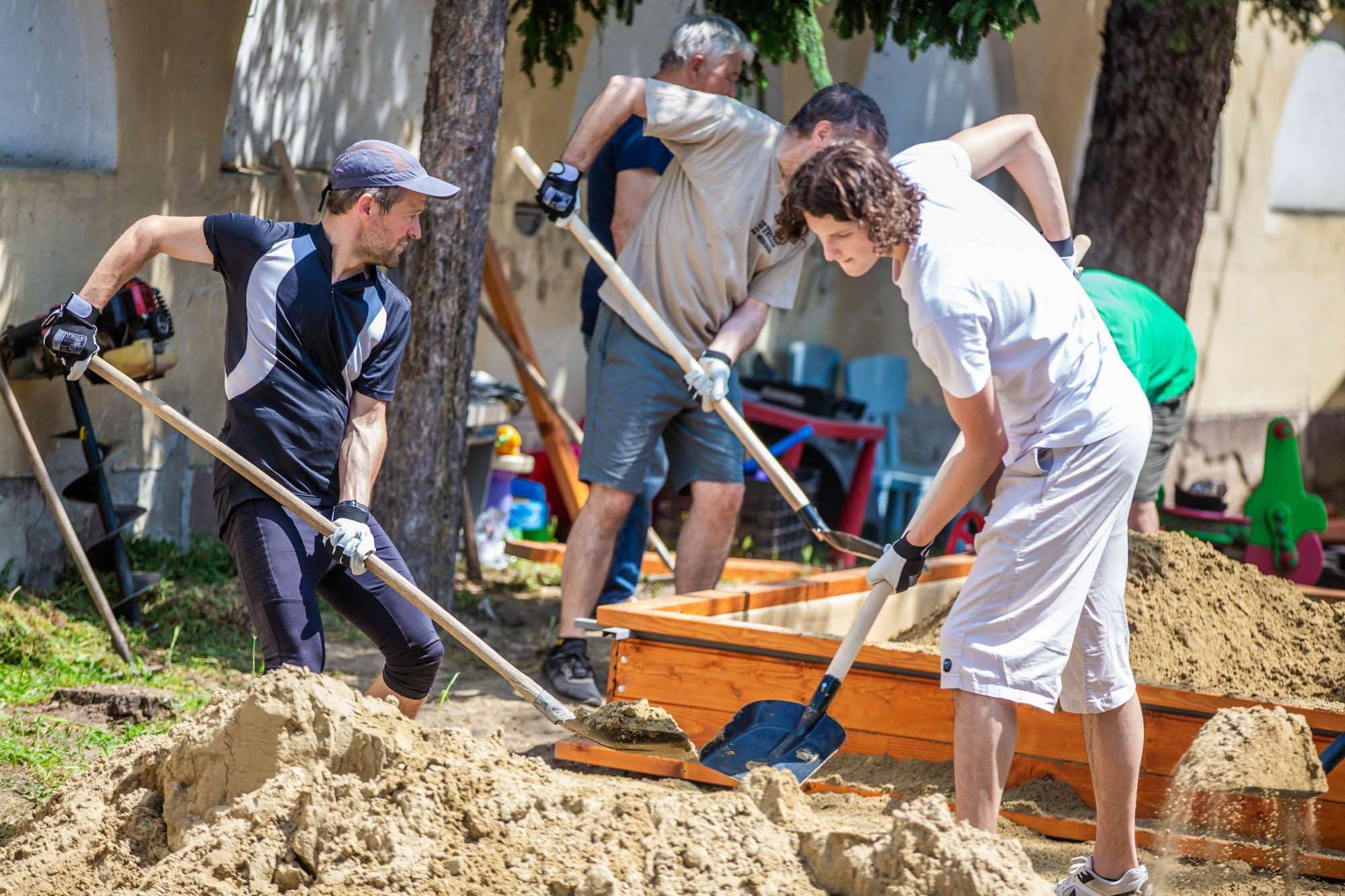 Családok átmeneti otthonát újítottuk fel az idei Dream Building napon (6)
