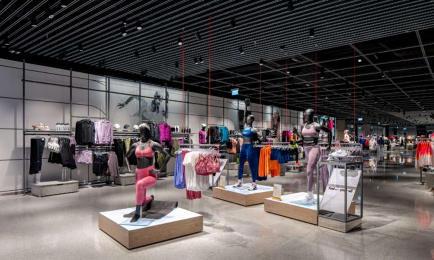 A régió legnagyobb márkaboltját nyitja a Nike a Westendben (2)
