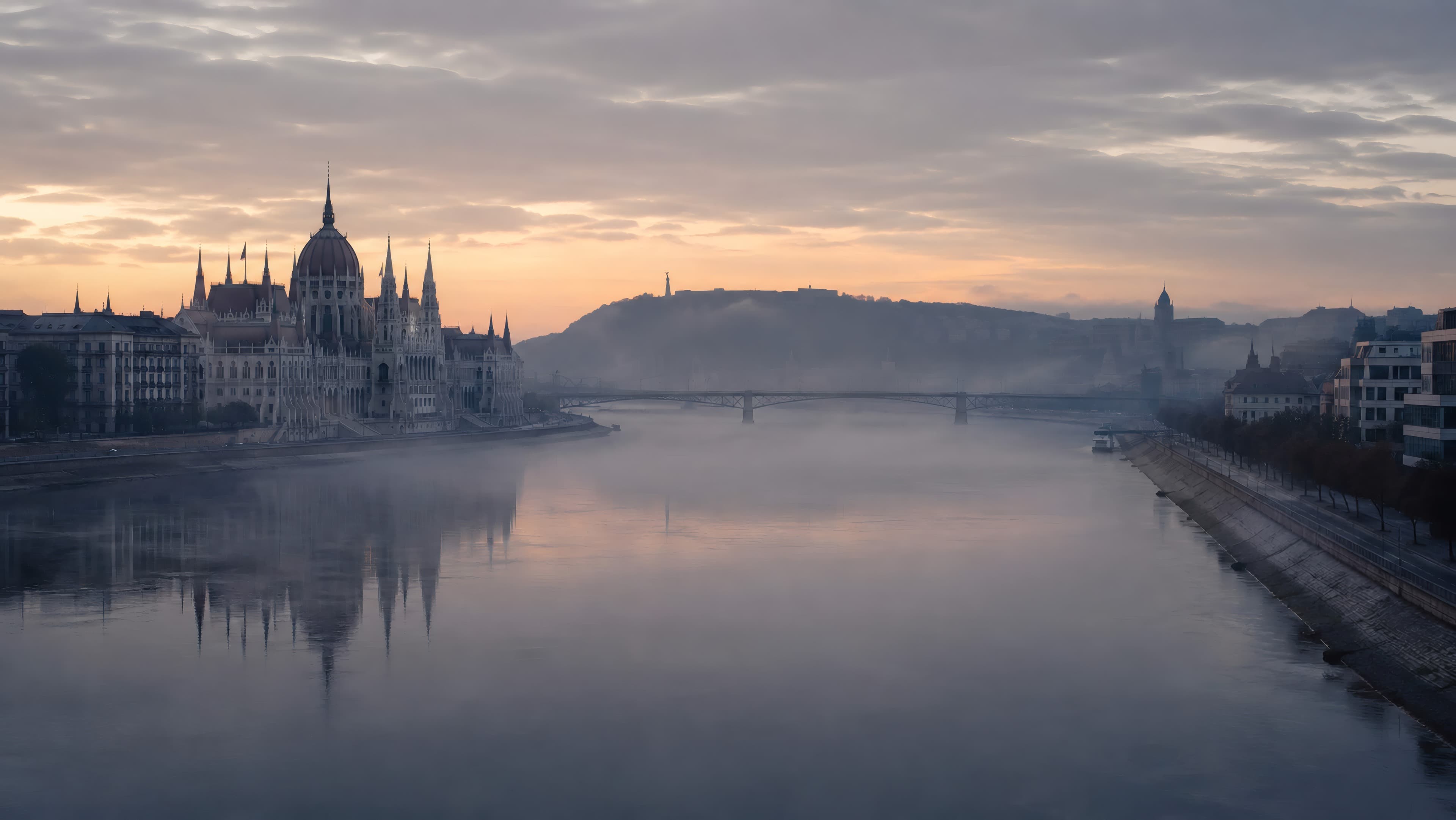 Budapesti látkép a Duna felől, kora reggeli fényben.